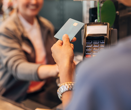 Bankkarte wird vor ein Lesegerät gehalten 