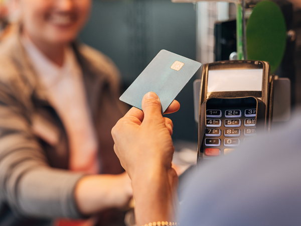 Bankkarte wird vor ein Lesegerät gehalten 