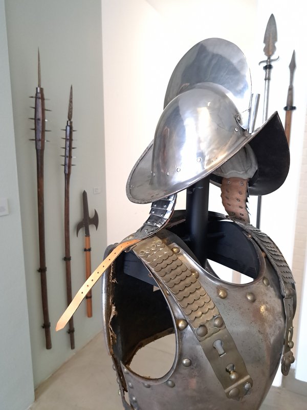 Eine Rüstung mit Helm und Spießen