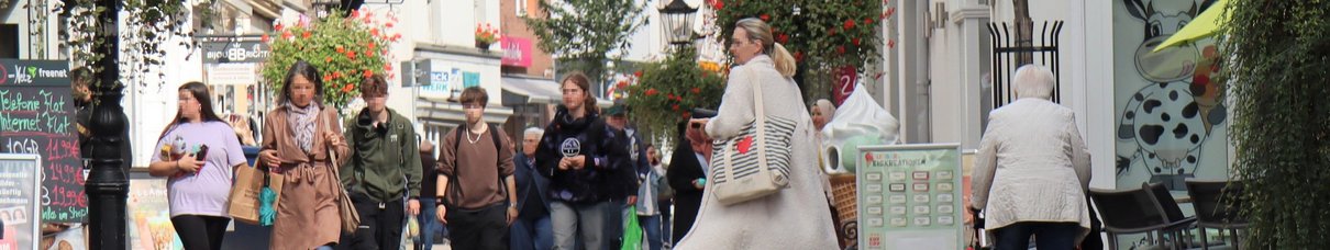 Bild zeigt Fußgängerzone von Ratingen mit Passanten