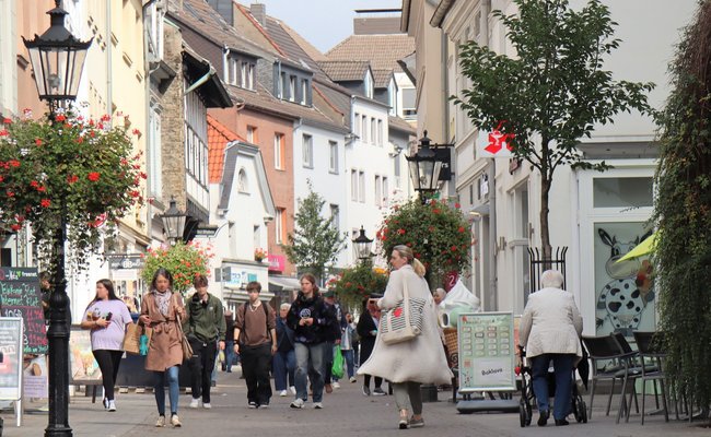 Bild zeigt Fußgängerzone von Ratingen mit Passanten