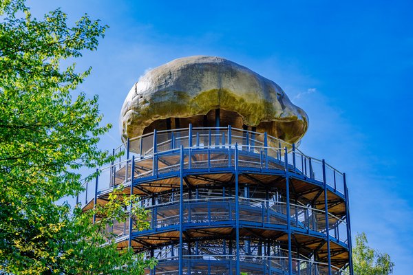 Außenansicht des Erlebnisturms "Höhlenblick"