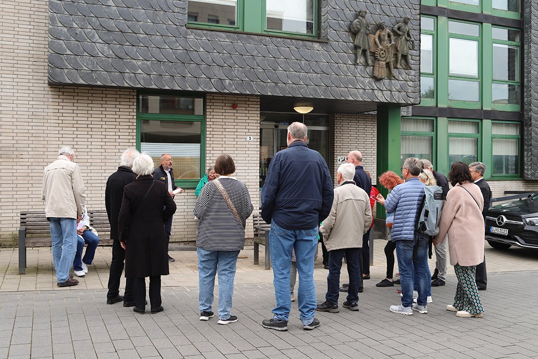 Gruppe von Menschen als Teilnehmende des Stadtrundgangs
