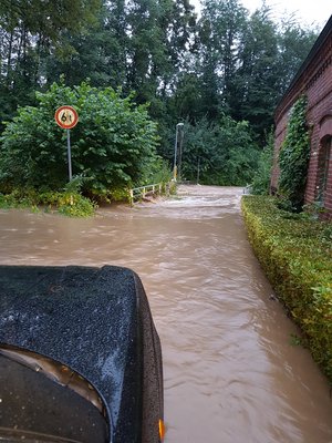 Starkregenereignis vom 14. Juli 2021 in Ratingen-Schwarzbach an der Brücke „Am Butterbusch“.