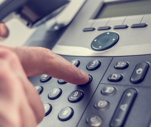 Finger tippt auf einer Telefon-Tastatur