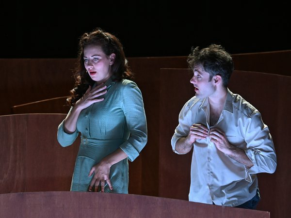 Bühnenszene mit Mann und Frau