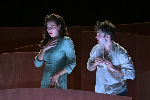 Bühnenszene mit Mann und Frau