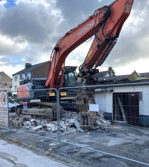 Bagger reißt Gebäude ab