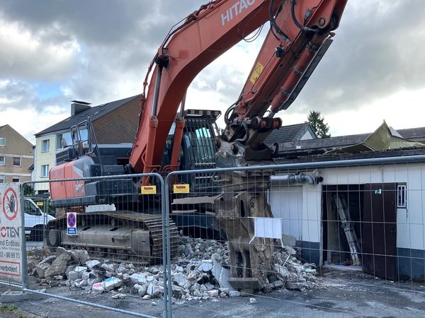 Bagger reißt Gebäude ab