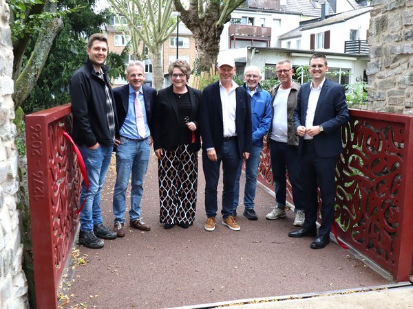 Personengruppe auf der neuen Jubiläumsbrücke