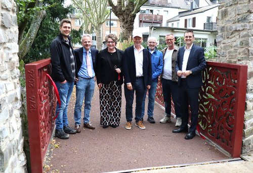 Personengruppe auf der neuen Jubiläumsbrücke