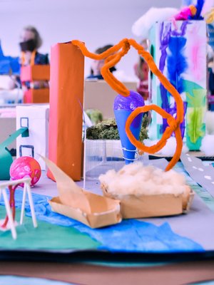 Upcycling: Von Kindern erstellte Fantatsiestadt 