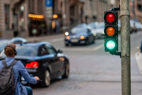 Verkehrssituation mit Autos, Radfahrer und Ampel
