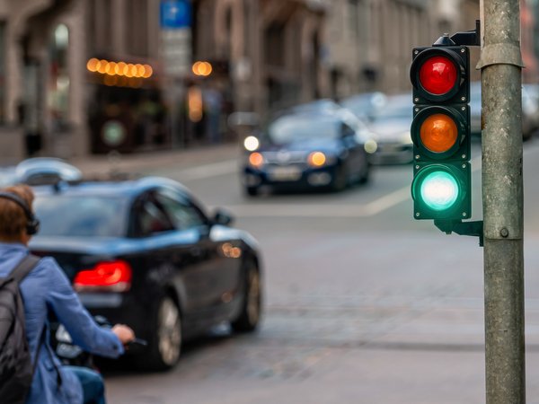 Verkehrssituation mit Autos, Radfahrer und Ampel