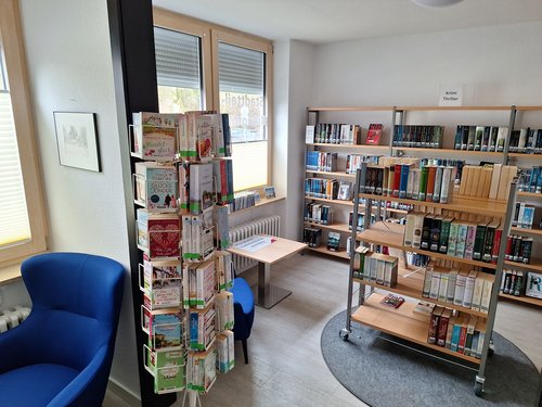 Raum mit Bücherregalen und Sitzgelegenheiten 