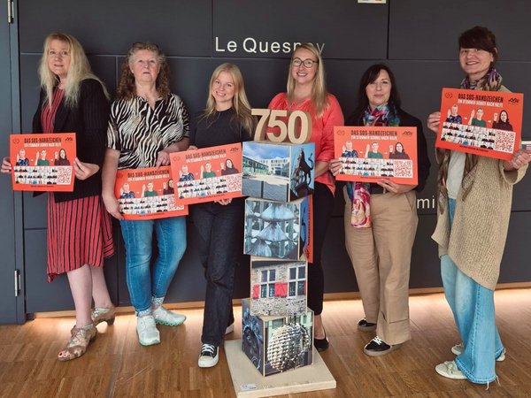 Sechs Frauen in einem Gang des Rathauses
