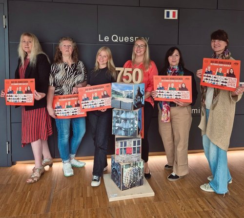 Sechs Frauen in einem Gang des Rathauses