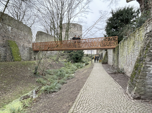Fußgängerbrücke über dem Stadtgraben