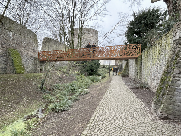 Fußgängerbrücke über dem Stadtgraben