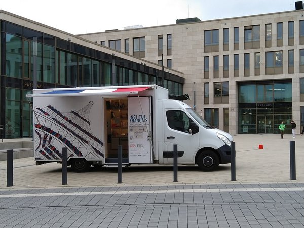 Bibliobus vor dem Rathaus