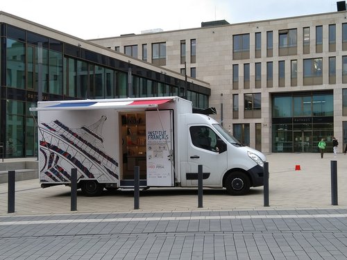 Bibliobus vor dem Rathaus