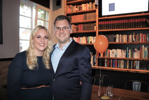 Junges Paar vor Bücherwand
