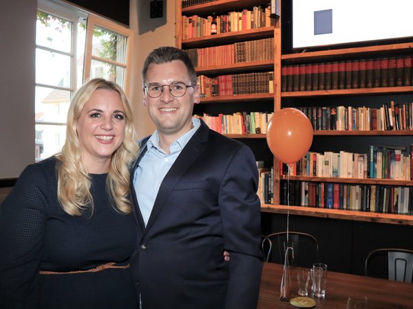 Junges Paar vor Bücherwand