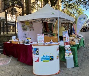 Informations- und Verkaufsstand in Ratinger Fußgängerzone zum Thema Fairer Handel und Fairtrade-Stadt-Kampagne
