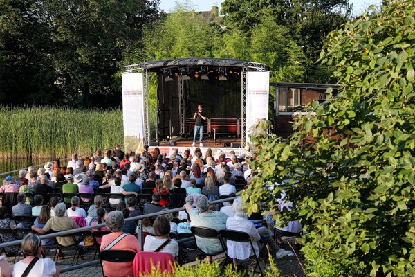 Bühne mit Publikum im Sommer