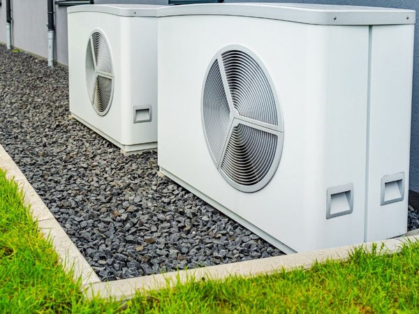 Zwei Wärmepumpen an einer Hauswand