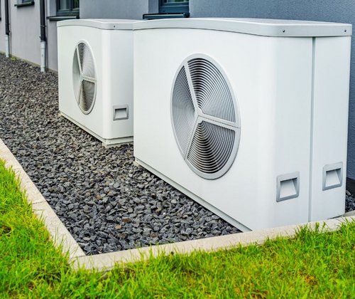 Zwei Wärmepumpen an einer Hauswand