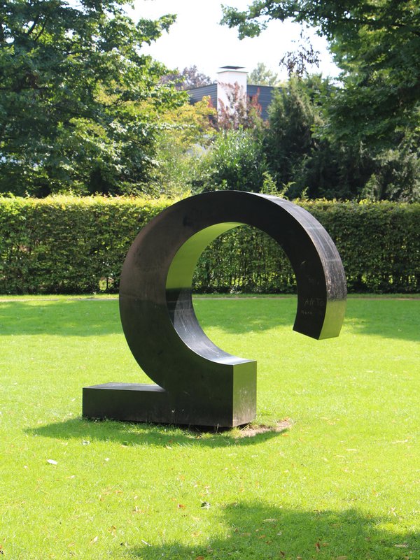 Skulptur von Peter Brüning; kartographisches Baumzeichen im Cromfordpark 