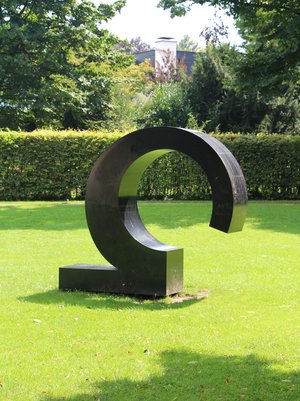 Skulptur von Peter Brüning; kartographisches Baumzeichen im Cromfordpark 