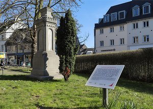 Das Foto zeigt einen Grabstein in der Innenstadt von Ratingen.