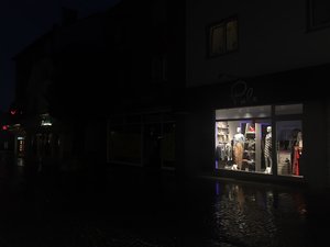 Das Foto zeigt Schaufenster bei Nacht in der Innenstadt von Ratingen.