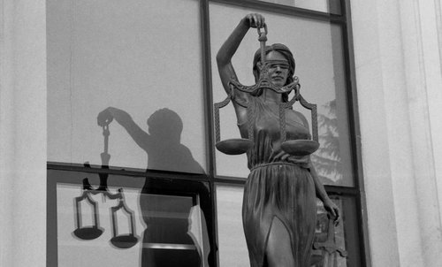 Justitia mit einer Waage