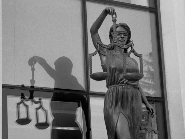 Justitia mit einer Waage