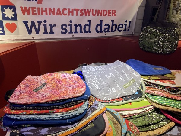 Bunte Taschen liegen auf einem Tisch