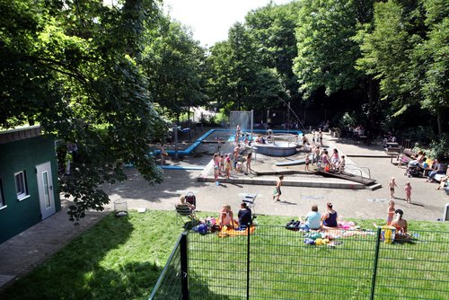 Blick auf eine Grünfläche mit Wasserspielgeräten