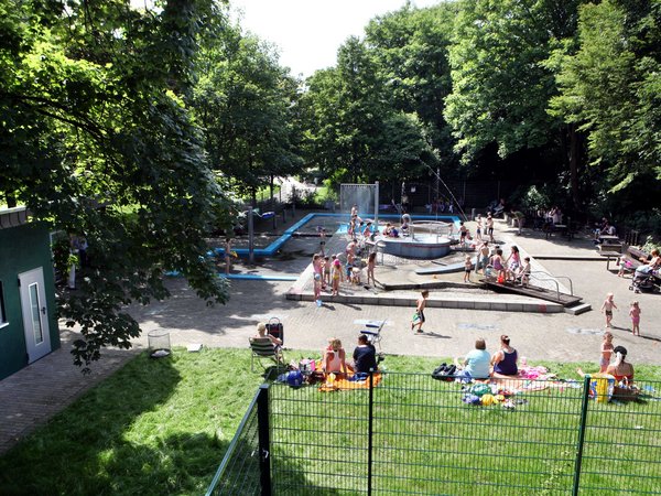 Blick auf eine Grünfläche mit Wasserspielgeräten