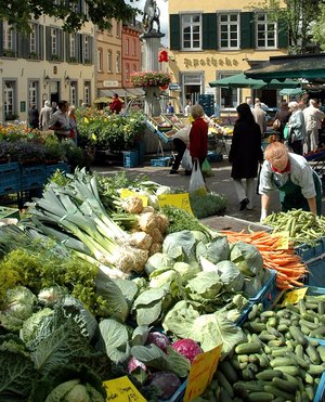 Obst und Gemüse auf dem Wochenmarkt in Ratingen