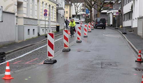 Mann radelt auf einem mit Baken abgesperrten Radweg 