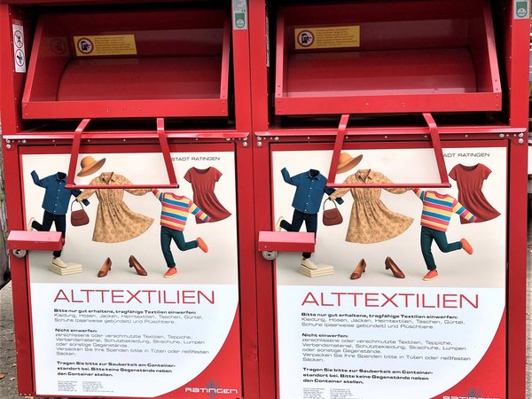 zwei Container für Altkleider
