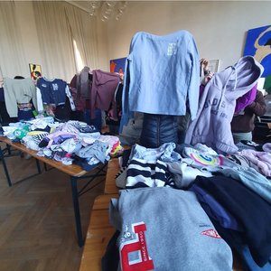 viele gebrauchte Kleidungsstücke beim Kleidertausch der Liebfrauenschule