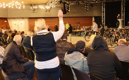 Eine Frau zeigt mit dem Arm auf 