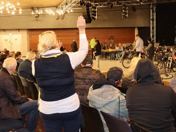 Eine Frau zeigt mit dem Arm auf 