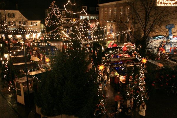 Ratinger Weihnachtsmarkt von oben mit vielen Lichterketten