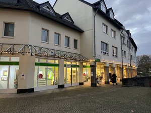 Beleuchtete Schaufenster im Arkadenhöfe in Ratingen während der Dämmerung