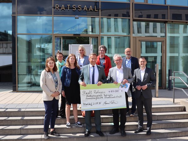 Gruppe von Menschen vor dem Ratssaal des Ratinger Rathauses