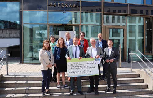 Gruppe von Menschen vor dem Ratssaal des Ratinger Rathauses